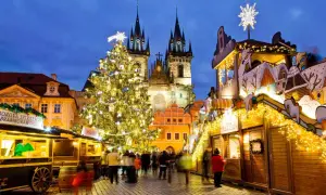 Magiczny praski jarmark bożonarodzeniowy. Rozświetlona choinka, stragany z przysmakami i tłumy ludzi tworzą niepowtarzalną atmosferę.