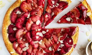 Ein schneller Pflaumenkuchen mit Quark, belegt mit saftigen Pflaumen und Mandelsplittern. Perfekt für den Kaffeetisch!