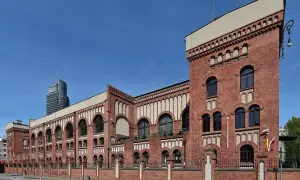 Muzeum Powstania Warszawskiego w ceglanej kamienicy. Warto zaplanować kilka godzin, by w pełni poznać jego historię.