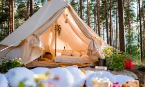 Glamping co to? Luksusowy namiot w lesie z wygodnym łóżkiem i dekoracjami. Idealne miejsce na relaks na łonie natury.