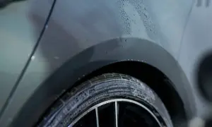 Krople wody na lakierze samochodu i piana na oponie sugerują, że właśnie zastanawiasz się, czym odtłuścić powierzchnię przed dalszymi zabiegami.