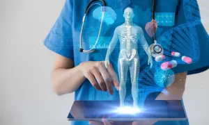 Medyk analizuje cyfrowy model ludzkiego ciała, serca i mózgu. W tle widać spiralę DNA i kapsułki, sugerujące zaawansowaną diagnostykę, jak scyntygrafia.