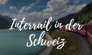 Rote Bahn schlängelt sich durch die Alpen. Ein Traum für jeden, der mit Interrail in der Schweiz unterwegs ist.