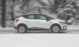 Vit Renault Captur kör i snöstorm. Kanske ett problem med väggreppet?