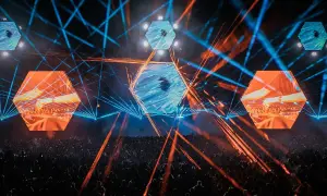 Energetyczna scena z laserami i ekranami w kształcie heksagonów. Tłum bawi się na koncercie, który zapowiada się na niezapomniane **Audioriver 2026**.