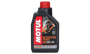 Czarna butelka oleju Motul Scooter Power 4T 5W-40 z czerwonym korkiem i grafiką skutera.
