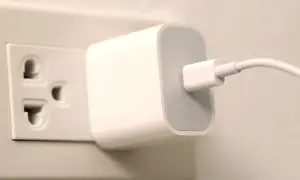 Ładowarka podłączona do gniazdka we Włoszech.