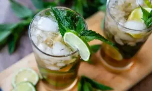 Dwa orzeźwiające mojito z rumem, miętą i limonką. Idealny alkohol do mojito na upalne dni.