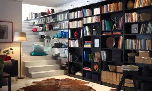Estantería de libros negra con escaleras blancas. Las medidas estanteria libros son perfectas para este salón.
