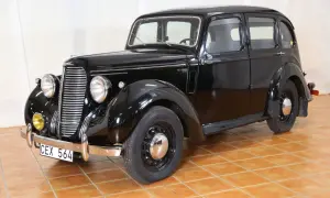 Svart Hillman Minx från 1940-talet, med kromdetaljer och en klassisk grill.