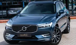Elegancki, ciemnoniebieski SUV Volvo z chromowanym grillem. Idealny wybór dla szukających auta do 60 tys.