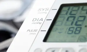 Cyfrowy ciśnieniomierz pokazuje wyniki: 184/98 mmHg i puls 188/min. Dbałość o prawidłowe ciśnienie i puls to klucz do zdrowia.