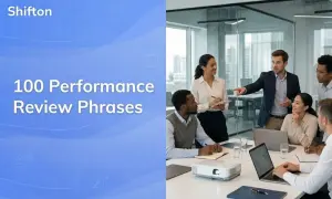 Team in riunione discute, mentre sullo sfondo si legge "100 Performance Review Phrases", utile per le frasi valutazione personale.