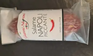 En förpackning med Gianni Negrini Salame Napoli Piccante, en kryddig salami med en chili-symbol.