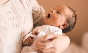 Podnoszenie niemowlęcia: Sekrety fizjoterapeuty dla zdrowia dziecka i mamy