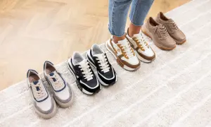 Wybierasz jakie buty do klubu? Zobacz stylowe sneakersy w różnych kolorach: białe, czarne, beżowe i szare.