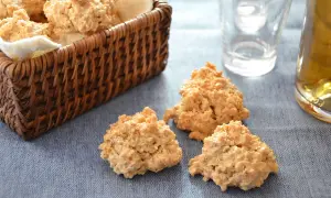 Biscotti rustici, dall'aspetto un po' grezzo ma dal sapore delizioso. Sono i classici "brutti ma buoni" che conquistano al primo morso.