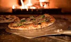 Łopata do pizzy drewniana czy metalowa – która jest lepsza dla Ciebie?