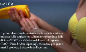 Mani che applicano crema solare, attenzione alla crema solare scaduta e al PAO.