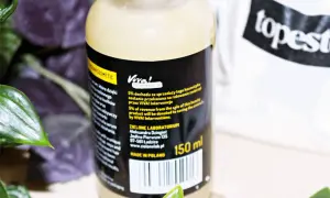 Butelka kosmetyku z etykietą informującą o przekazaniu 5% dochodu na ratowanie zwierząt. W składzie może znajdować się limonene.
