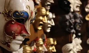 Venetiaanse maskers, rijk versierd, tonen de vele gezichten die mensen dragen. Zijn narcisten onzeker? Deze maskers suggereren dat iedereen een verborgen kant heeft.