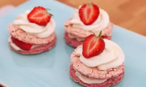 Små, rosa marängbottnar med grädde och jordgubbar. Perfekt att baka glutenfritt till fikat!