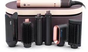 Zestaw Dyson Airwrap z różnymi końcówkami i etui.
