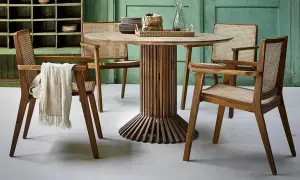 Mesa y sillas de madera con asientos de ratán. La teca y el ébano son ejemplos de maderas nobles usadas en mobiliario.