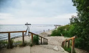 Piękne domki kempingowe nad morzem, z widokiem na morze i falochrony.