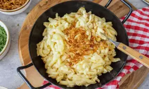 Herzhafte Käsespätzle mit knusprigen Röstzwiebeln, perfekt, um Sahne zu verwerten.