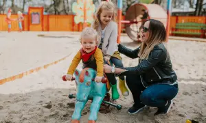 Od kiedy plac zabaw? Historia, która zaskoczy każdego rodzica