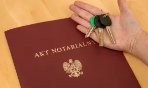 Akt notarialny i klucze do nowego domu. Dokument ten potwierdza ważność transakcji, np. zakupu nieruchomości.