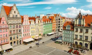 Kolorowe kamienice na Rynku we Wrocławiu, często uznawanym za najcieplejsze miasto w Polsce, tworzą malowniczy widok.