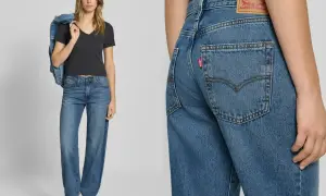 Modelka w jeansach Levi's i czarnej bluzce, z kurtką dżinsową na ramieniu. Detal zbliżenia na tył spodni z charakterystyczną czerwoną metką.