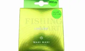 Złota, błyszcząca paczka z zielonym zawieszeniem. W środku plecionka karpiowa 300m, 0.12mm, 6.8kg.