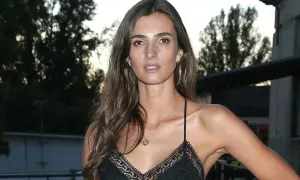 Kamila Szczawińska w czarnej, koronkowej sukience z cienkimi ramiączkami, z dużymi kolczykami i delikatnym naszyjnikiem.