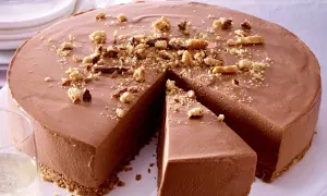 Schokoladenmousse-Torte mit Keksboden, bestreut mit Krümeln und Schokostückchen. Perfekt für einfache Torten-Momente.