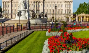 Pałac w Anglii: Historia, tajemnice i atrakcje Buckingham Palace