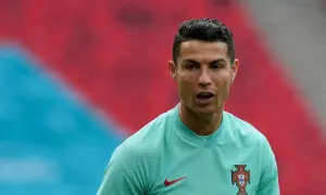 Cristiano Ronaldo, znany z kampanii z Coca-Cola, w zielonej koszulce reprezentacji Portugalii.
