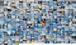 Un'installazione di Luigi Ghirri, un infinito cielo azzurro e bianco, un viaggio visivo tra nuvole e luce.