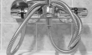 Chrom-Duscharmatur mit Schlauch und Handbrause, bereit zum duscharmatur wechseln. Die Temperaturanzeige zeigt 38 Grad.