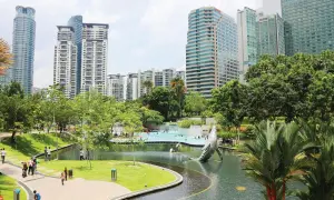 Park z rzeźbą wieloryba i basenem w Kuala Lumpur. Idealne miejsce na relaks, gdy zastanawiasz się, kiedy jechać do Malezji.