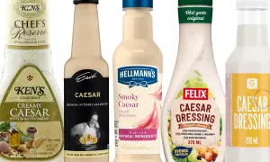 Flera flaskor med caesarsallad dressing, inklusive Ken's, Hellmann's Smoky Caesar och Felix.