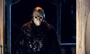 Jason Voorhees, ikonen från fredagen den 13:e filmserie-filmer, står i mörkret med sin ikoniska hockeymask.