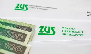 Pieniądze i dokumenty ZUS. Czerwiec to czas wypłat, a emerytury czerwcowe właśnie trafiają do seniorów.