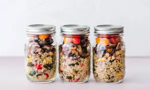 Słoiki z komosą ryżową i warzywami, idealne do lunchboxów. Inspiracja na zdrowe komosa ryżowa przepisy.
