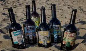 Sei bottiglie di birra del birrificio del forte sulla sabbia. Ogni etichetta racconta una storia: "Meridiano", "Gassa d'Amante", "2 Cilindri", "Regina del Mare", "La Mancina" e "Fior di Oppolo".