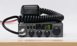 Szary radiotelefon CB MTech Legend II z mikrofonem na skręconym kablu.