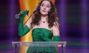 Sanah z nagrodą, w zielonej sukni i rękawiczkach, przemawia do mikrofonu. Zastanawiasz się, ile kosztuje bilet na koncert sanah?