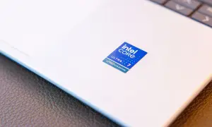 Pegatina azul de Intel Core Ultra 7 155H en un portátil blanco.